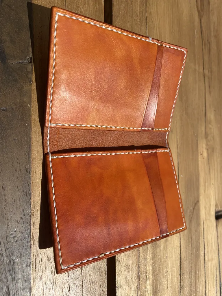 porte-cartes en cuir artisanal1.webp