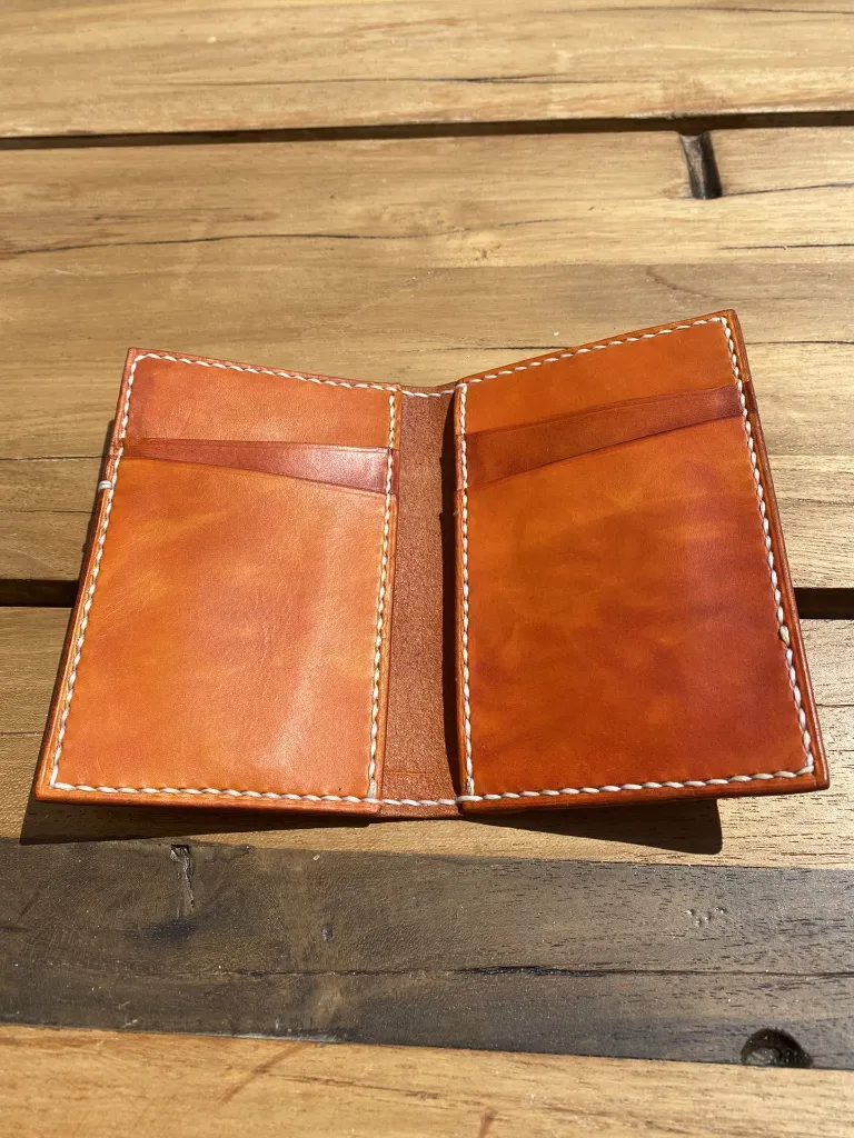 porte-cartes en cuir artisanal.webp