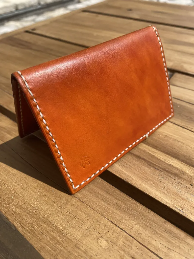 porte-cartes en cuir artisanal2.webp