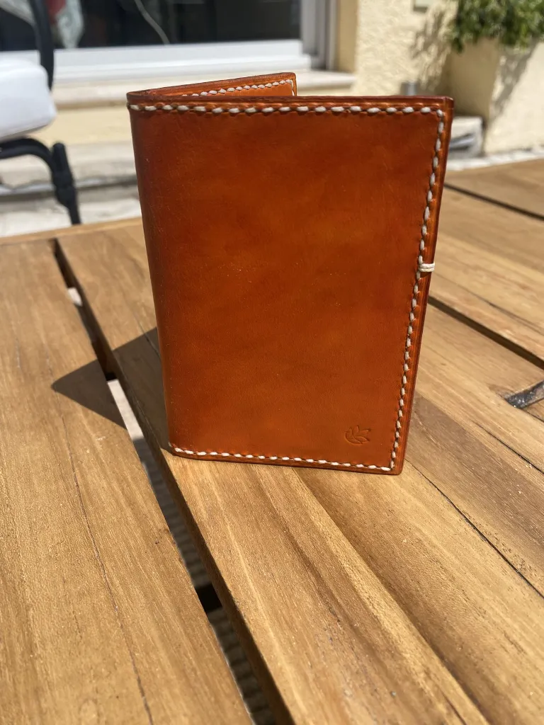 porte-cartes en cuir artisanal3.webp